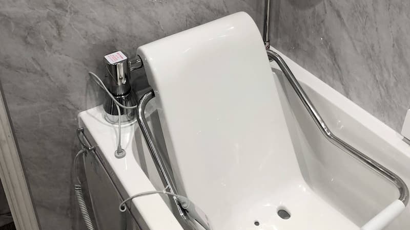 bath with supportive raising seat